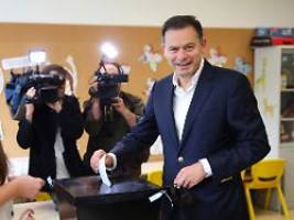 ergebnis von medienprognosen : regierende mitte-rechts-koalition gewinnt wahl in portugal